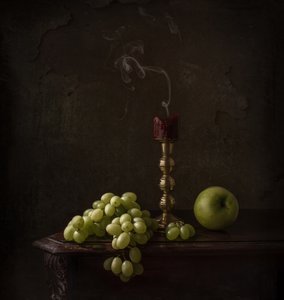 Stimmungsvolle Trauben und Kerze von Margareth Perfoncio