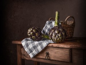 Rustikales Artischocken-Stillleben