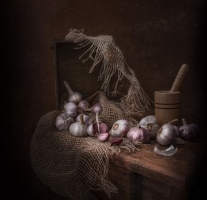 Rustikales Knoblauch-Stillleben von Margareth Perfoncio