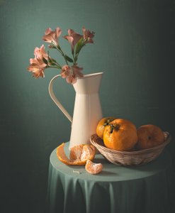 Mandarinen und rosa Blumen von Margareth Perfoncio