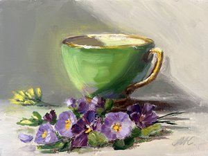 Stiefmütterchen in einer grünen Teetasse
