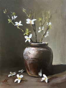 Rustikale Vase mit weißen Blumen von Marina Kozyr