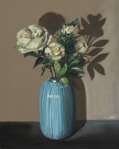 Weiße Pfingstrosen in einer blauen Vase - stimmungsvolles Blumenstillleben