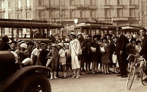 Eine Gruppe von Schülern während eines Ausflugs. Das Foto zeigt die Kinder, ihre Lehrer und andere Fußgänger auf einer Stadtstraße von Mario Castagneri