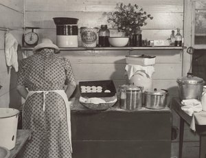 Ein Mitglied der Familie Wilkins macht Kekse für das Abendessen am Maisernte-Tag im Haus von Mrs. Fred Wilkins in der Nähe von Tallyho, Granville County, North Carolina