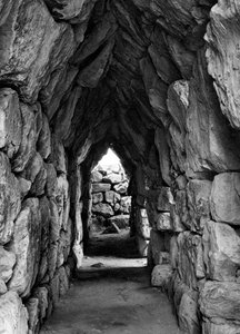 Unter den Ruinen von Tiryns, Griechenland, 1937 von Martin Hurlimann