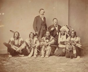 General J. E. Smith und Indianer, 1870er Jahre
