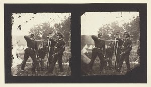 Ohne Titel [Amerikanische Soldaten posieren mit Waffen]