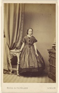 Unbekannte Frau, stehend von Maull and Polyblank