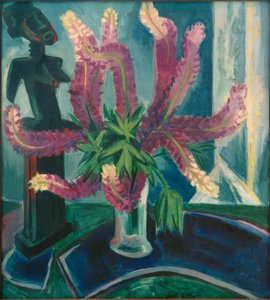 Lupinenstilleben mit afrikanischer Figur von Max Pechstein