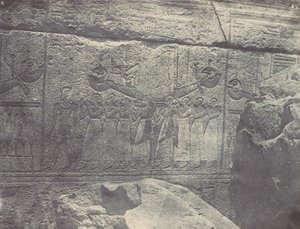 Theben. Palais de Karnak. Äußere Skulpturen des Granitheiligtums, 1850