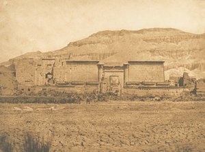 Allgemeine Ansicht von Medinet-Habou, von Osten Theben, 1849-50