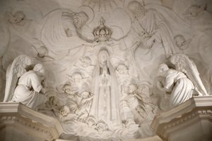 Fatima-Heiligtum. Innenraum der alten Basilika von Fatima. Die Krönung der Jungfrau. Portugal. von Maximiano Alves