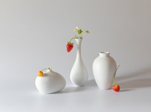 Erdbeeren und Weiße Vasen von May G