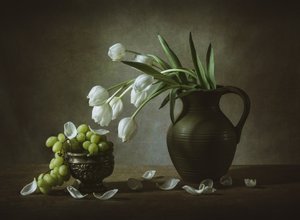Weiße Tulpen und Trauben von May G