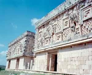 Präkolumbianische Zivilisation: Blick auf die Stätte von Uxmal, antike Maya-Hauptstadt, Puuc-Stil. Nord-Yucatán 600-900 n. Chr.: Pyramide des Wahrsagers. Mexiko von Mayan