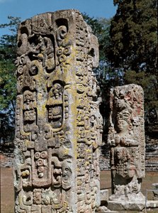 Stele A und C, Plaza de Ceremonias, 731 n. Chr. von Mayan