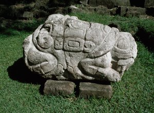 Zoomorpher Altar, in einen Block aus Sandstein gehauen