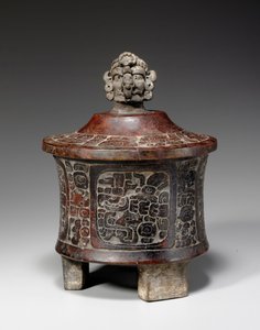 Ein Maya-Deckel und geschnitztes Dreifußgefäß, um 250-450 von Mayan Mayan