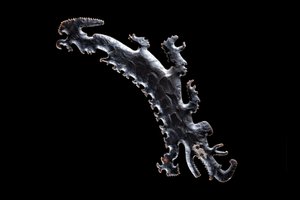 Exzentrischer Feuerstein, der ein Krokodil-Kanu mit Passagieren darstellt