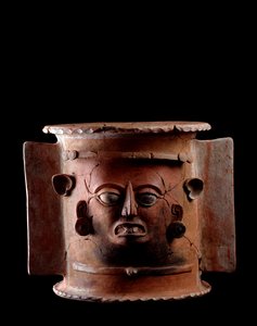 Präkolumbische Kunst, Maya-Zivilisation, späte klassische Periode: zylindrische Begräbnisurne aus Ton, dekoriert mit einem menschlichen Gesicht von Mayan Mayan