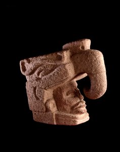 Präkolumbische Kunst, Maya-Zivilisation, präklassische Periode: Steinskulptur, die einen Männerkopf zeigt, der aus dem Mund eines zoomorphen Gottes hervorgeht, der dem Himmelsvogel ähnelt. Guatemala, Museo Nazionale di Archeologia e Etnologia