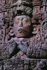 Stele auf der Großen Plaza (Detail) von Mayan Mayan