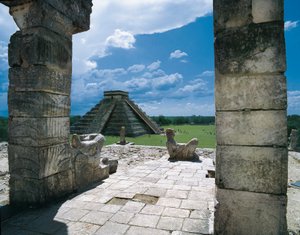 Der Tempel der Krieger und die Pyramide von Kukulkan (oder Schloss) in Chichen Itza (Yucatan, Mexiko). Präkolumbianische Architektur, Maya-Kunst der Postklassik (12. Jh.) von Mayan Mayan
