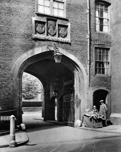 Ein Tudor-Tor, das zu Lincolns Inn von Chancery Lane führt, 1926-1927 von McLeish