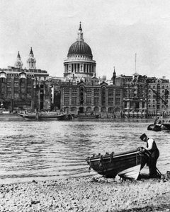 Thames-Wassermann und sein Boot am Strand von Bankside, London