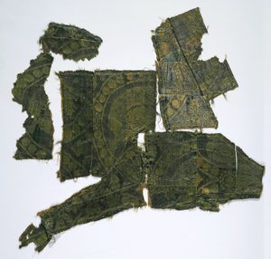 Fragmente eines Kaftans mit einem Seidenstoff mit Senmurv-Muster von Medieval Culture of the North Caucasian
