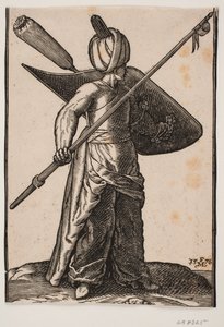 Stehender Soldat, nach rechts gewandt; auf dem Kopf ein Turban, in der rechten Hand eine erhobene Lanze mit Wimpel unter der Spitze; am linken Arm ein Schild mit einer stoffumwickelten Federbusch