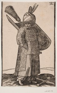 Stehender dickbäuchiger Soldat, mit rechter Hand in der Tasche, nach rechts gewandt; zwei Federn im Turban; Schwert an der linken Seite, Schild mit Federbusch am linken Arm; vor ihm auf dem Boden liegen Keule und Lanze über Kreuz von Melchior Lorck