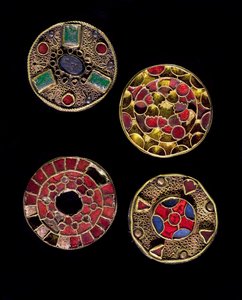 Archäologie des Mittelalters. Barbarische Kunst Galliens: Fibeln in Gold-Silber-Arbeiten im Filigranstil, polychromer Stil. Frankreich, Merowingerzeit, 6.-7. Jahrhundert