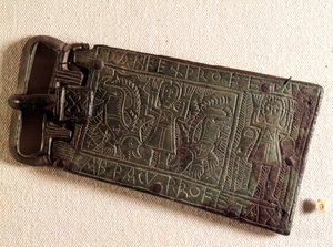 Merowingische Kunst: Bronzegürtelschnalle des Burgunderreichs (barbarisches Volk) darstellend Daniel in der Löwengrube. 550-626. Aus Franche-Comté. Nationalmuseum für Archäologie, Saint Germain en Laye von Merovingian Merovingian