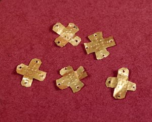 Merowingische Kunst: kleine Kreuze aus Gold. 6. Jahrhundert. Museum für Nationalarchäologie von Saint Germain en Laye