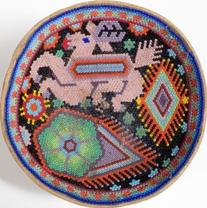 Huichol-Schale aus der Sierra Madre, Mexiko von Mexican School