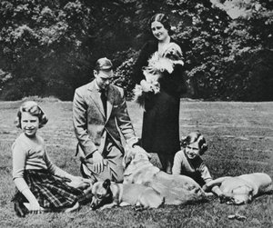 Königliche Familie als glückliche Gruppe von Hundeliebhabern, 1937 von Michael Chance