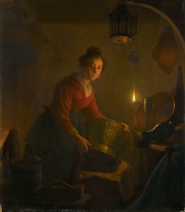 Eine Frau in einer Küche bei Kerzenlicht