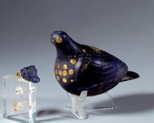 Östliche Antike: Taube aus Lapislazuli und Gold. Aus der Stätte Susa. Mittel-Elamitische Periode (Iran). 1200 v. Chr.