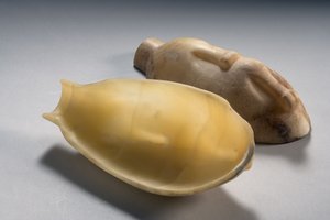 Zweiteiliges Gefäß in Form einer Ente (Alabaster)