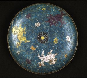 Kupfer- und Cloisonné-Emaille-Teller, Ming-Periode (1368 - 1644) von Ming Dynasty Chinese School