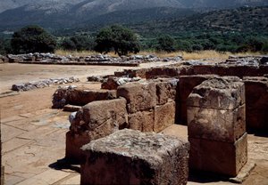 Minoische Zivilisation: Blick auf die Ruinen des Palastes von Malia (oder Mallia) um 2000 v. Chr. von Minoan