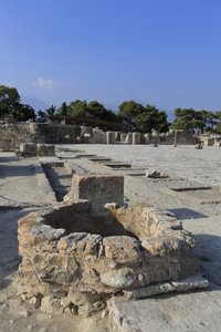 Minoische archäologische Stätte von Phaistos. Gesamtansicht des zentralen Hofes von den Heiligtümern des Westflügels. Der zentrale Hof ist ein grundlegendes architektonisches Element des minoischen Palastes.