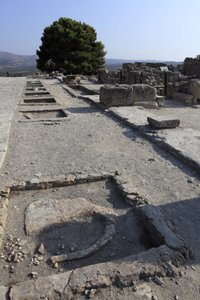 Minoische archäologische Stätte von Phaistos. Gesamtansicht des Westflügelschreins entlang des zentralen Hofes vom Nordflügel aus. Es gab zwei Arten von Schreinen: „Bank-Schrein“ und „Lutral-Becken“. Der „Bank-Schrein“ war ein kleiner und rechteckiger Raum