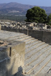Minoische archäologische Stätte von Phaistos. Treppe, die im Westhof beginnt und zu den Propyläen führt, dem Haupt- und beeindruckendsten Eingang zum neuen Palast (1700-1450 v. Chr.). Phaistos, Kreta.