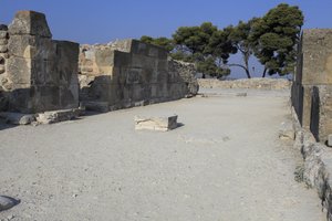 Minoische archäologische Stätte von Phaistos. Die westlichen Magazine. Großer Komplex der Palastlager. Es besteht aus dem Vorraum, dem Korridor der Lager und den Lagerräumen selbst.