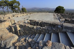 Minoische archäologische Stätte von Phaistos. Blick über den zentralen Hof vom Nordflügel aus. Der zentrale Hof war ein grundlegendes architektonisches Element des minoischen Palastes. Es ist ein Kern, um den die verschiedenen Flügel angeordnet sind. Diese von Minoan