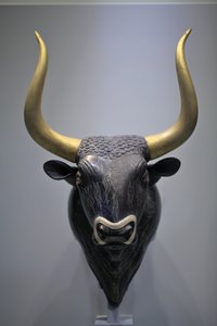 Minoische Kunst. Stierkopf-Rhyton. Dieses Rhyton wurde im kleinen Palast von Knossos gefunden. Es ist ein charakteristisches Beispiel für die minoische Steinschnitzerei der frühen Neupalatial-Periode. Es ist ein Libationsgefäß, das durch ein Loch mit der e
