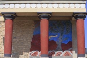 Minoische archäologische Stätte von Knossos. Nordeingang, Nordpfeilerhalle. Bastion, rekonstruiert von Arthur Evans, wo er eine Kopie eines restaurierten Relief-Freskos eines Stiers anbrachte. Knossos, Kreta. von Minoan